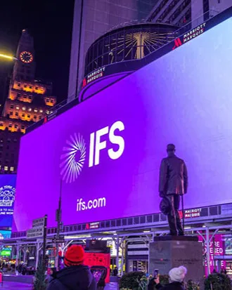 Ecran géant affichant le logo IFS dans la rue