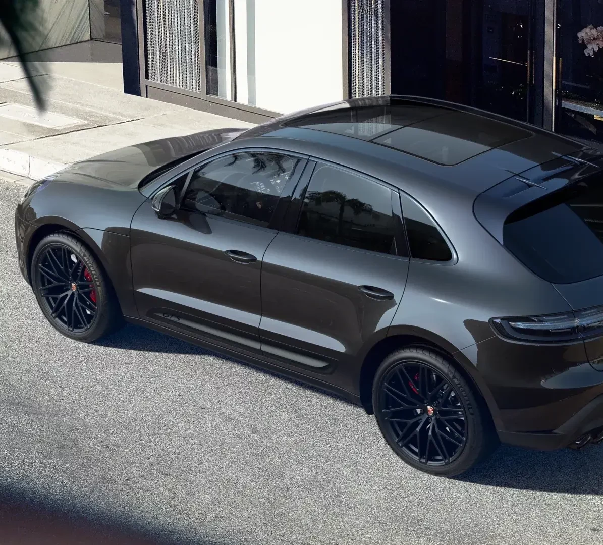 Porsche noire garée dans la rue