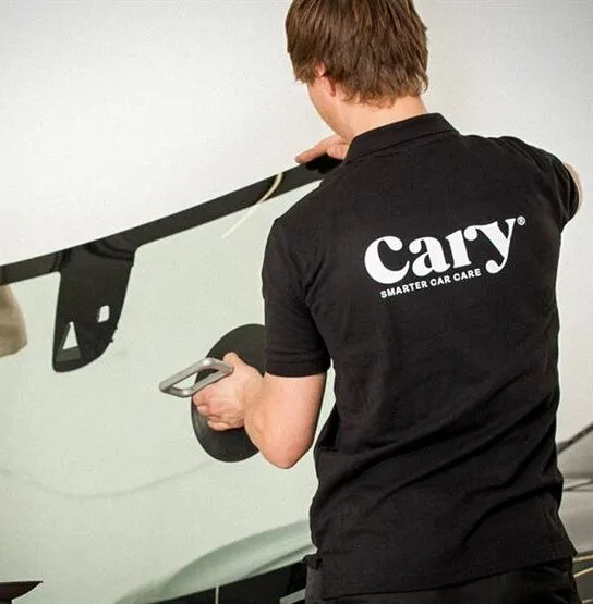 Employé de Cary en train de réparer une voiture
