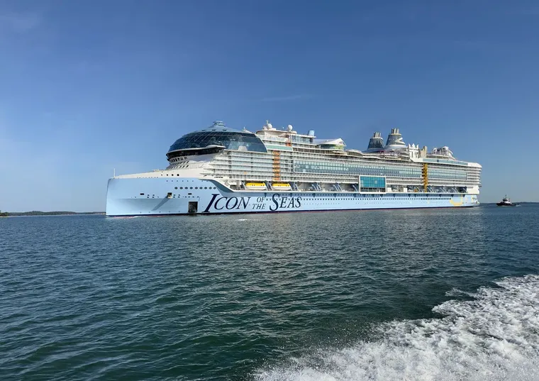 Image d'un bateau de croisière vogueant sur l'océan