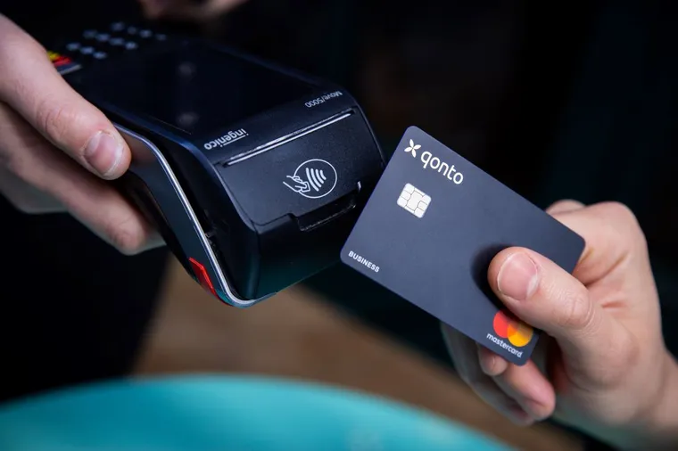 Icône montrant quelqu'un effectuant un paiement sans contact avec une carte bancaire Qonto