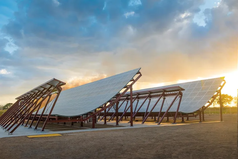 Panneaux solaires dans la nature et ciel couchant