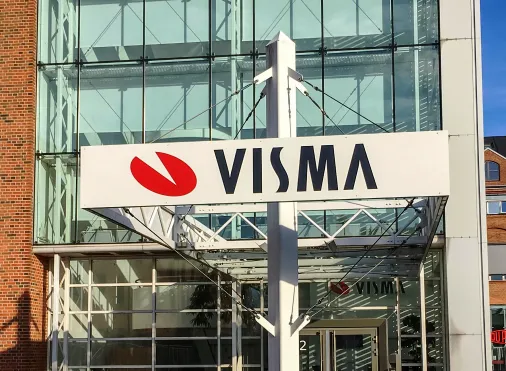 Image d'un logo Visma à l'entrée d'un bâtiment