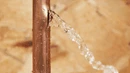 Illustration d'une fuite d'eau sur un tuyau en cuivre, montrant l'importance des solutions de détection et de prévention de WINT