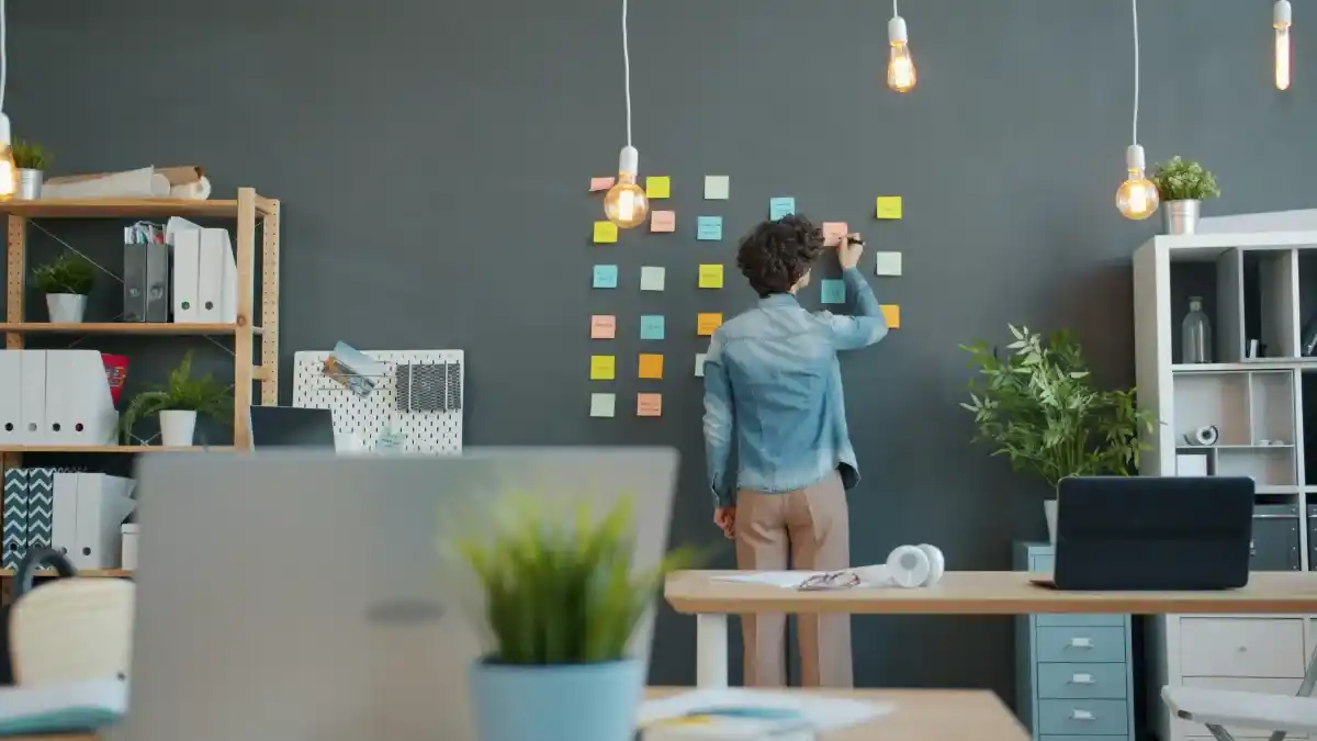 Dirigeante d’entreprise planifiant les étapes de préparation de sa retraite