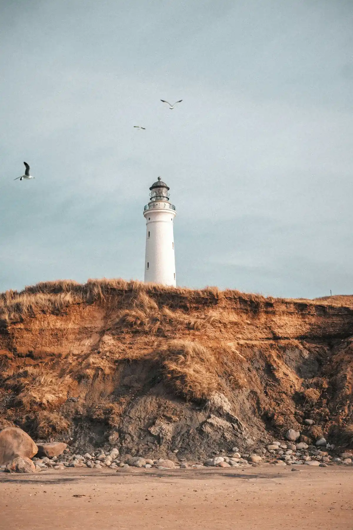 Phare dominant une falaise, symbole des repères nécessaires pour choisir un fonds de Private Equity