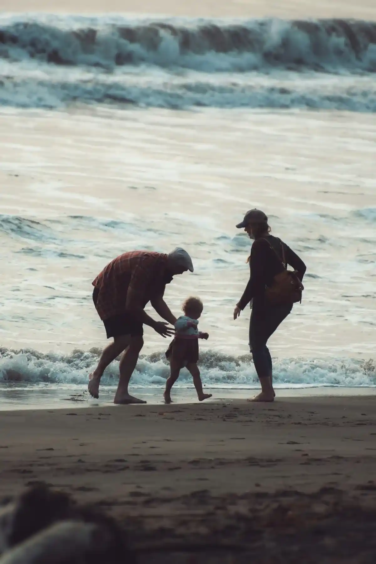 Parents accompagnant leur enfant au bord de la mer, évocation d’une stratégie patrimoniale pensée pour l’avenir familial