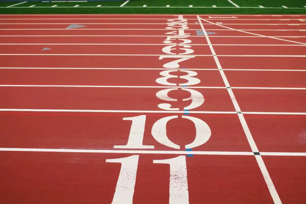 Marquages chiffrés sur une piste d’athlétisme, évocation des indicateurs de mesure de la performance en Private Equity