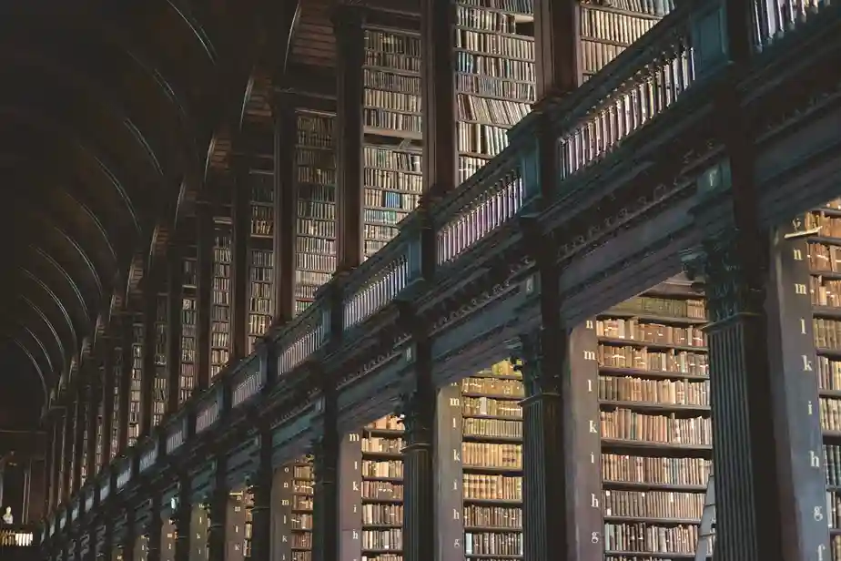 Bibliothèque historique symbolisant la recherche et l’analyse des fonds de Private Equity