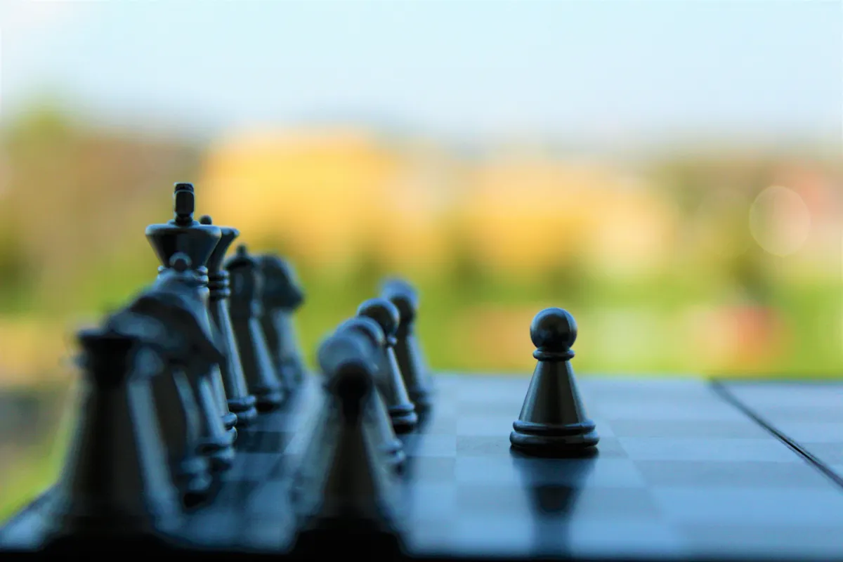 Pion isolé face à des pièces d’échecs, symbole de différenciation entre les fonds d’investissement