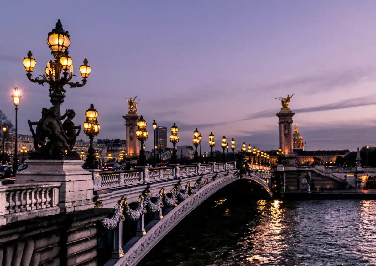 Pont Alexandre-III illuminé à Paris, symbole du Private Equity en France