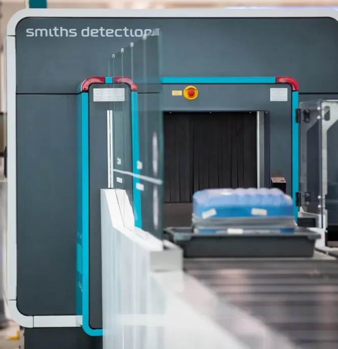 Scanner di sicurezza Smiths Detection per il controllo dei bagagli in aeroporto