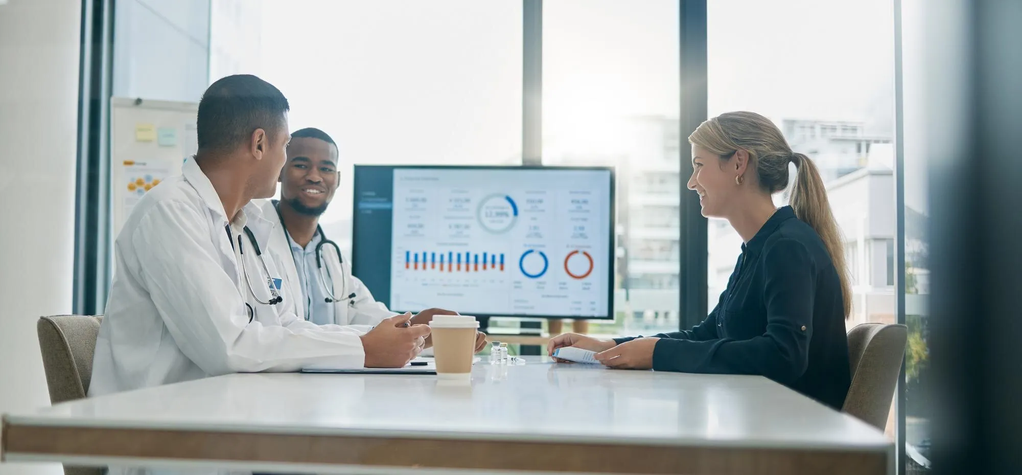Operatori sanitari e consulente mentre analizzano un dashboard di marketing sullo schermo per DeepIntent