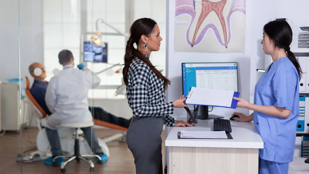 Gestion des soins dentaires avec logiciel et IA dans une clinique médicale moderne