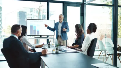 Réunion financière avec analyse de données et logiciel de gestion des risques