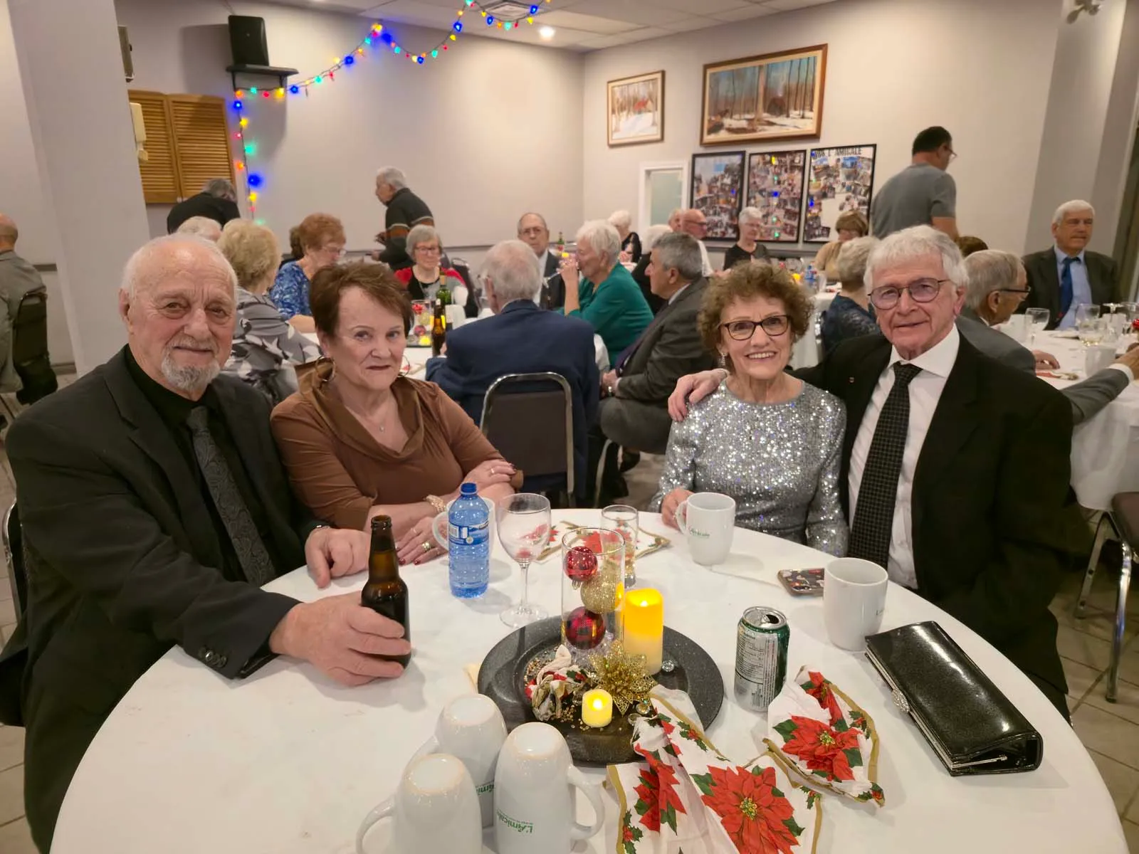 Vue d’ensemble de la salle avec plusieurs tables de membres de L’Amicale, échangeant et discutant lors de l’événement.