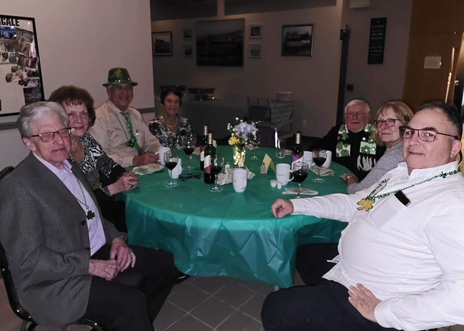 membres d'Amicale assis aux tables décorées pour la Saint-Patrick