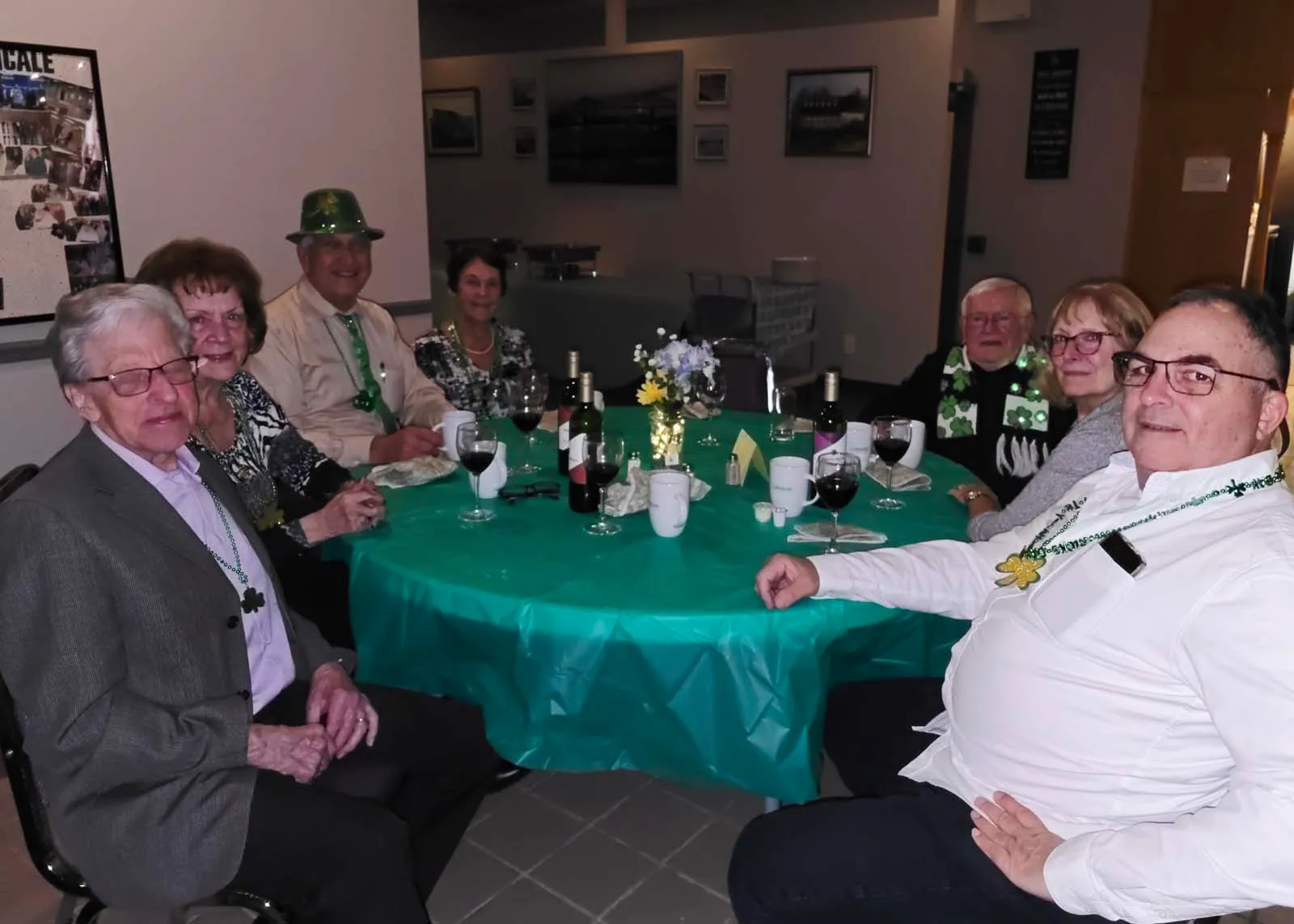 membres d'Amicale assis aux tables décorées pour la Saint-Patrick