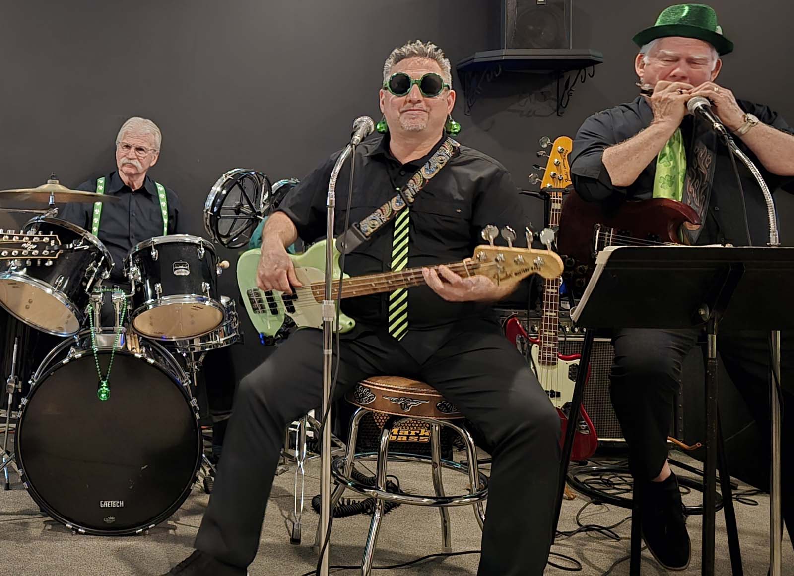 groupe jouant sur scène