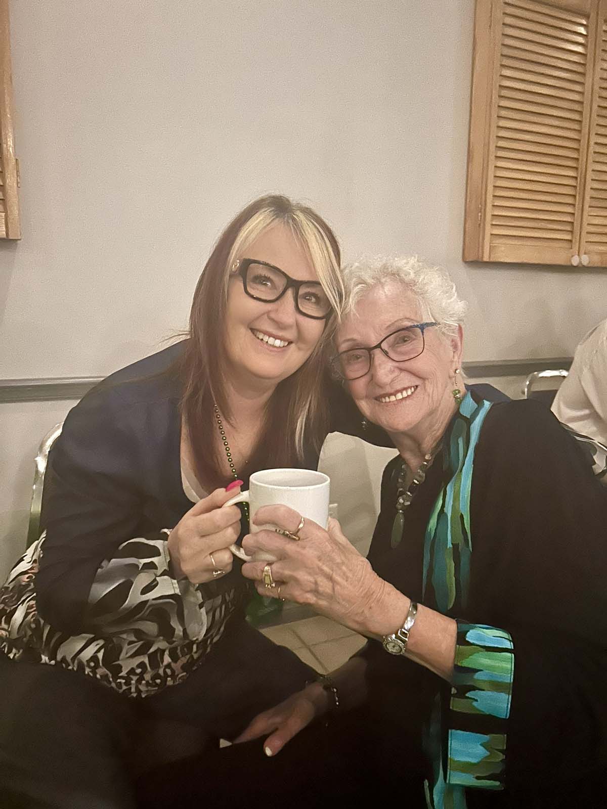 Deux membres sourient et posent pour la caméra