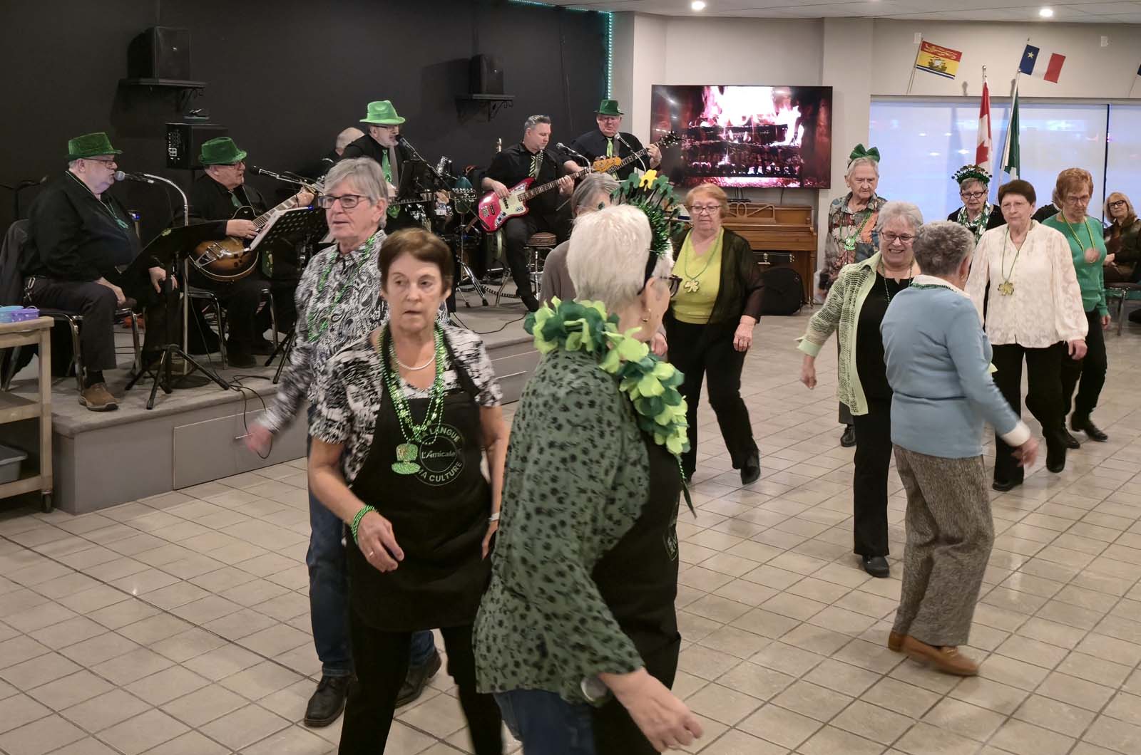 des membres dansent pendant qu'un orchestre joue