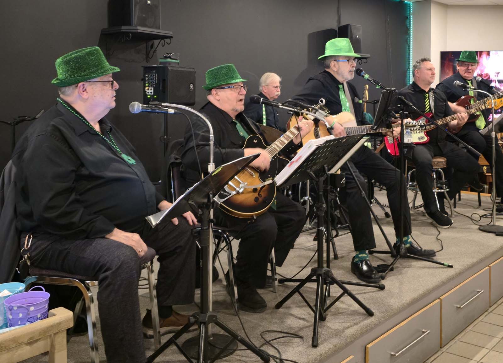 groupe jouant sur scène