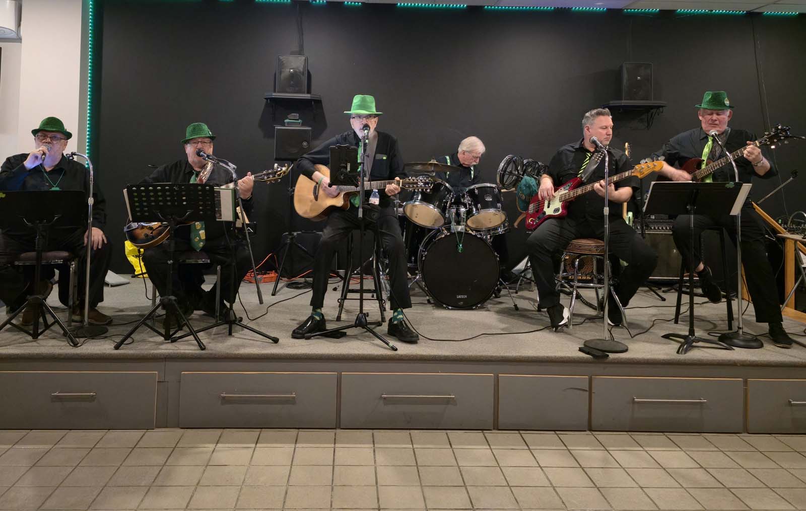 groupe jouant sur scène