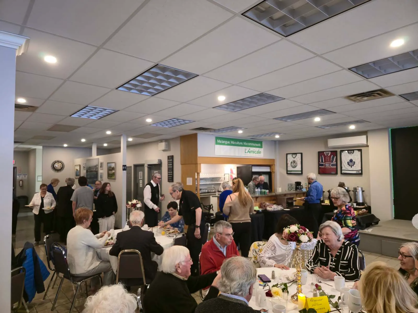 Vue d’ensemble de la salle remplie de participants lors du brunch de la Fête des Mères de l’Amicale.