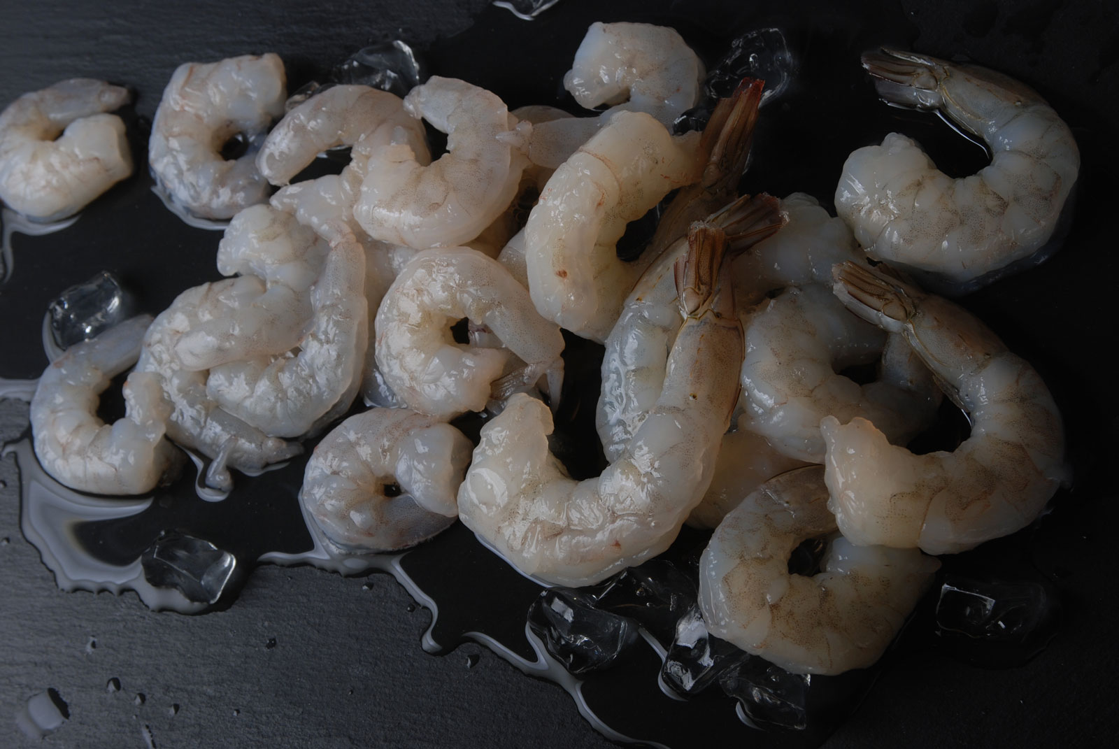 Chef's Net Select raw peeled and deveined white shrimp on ice