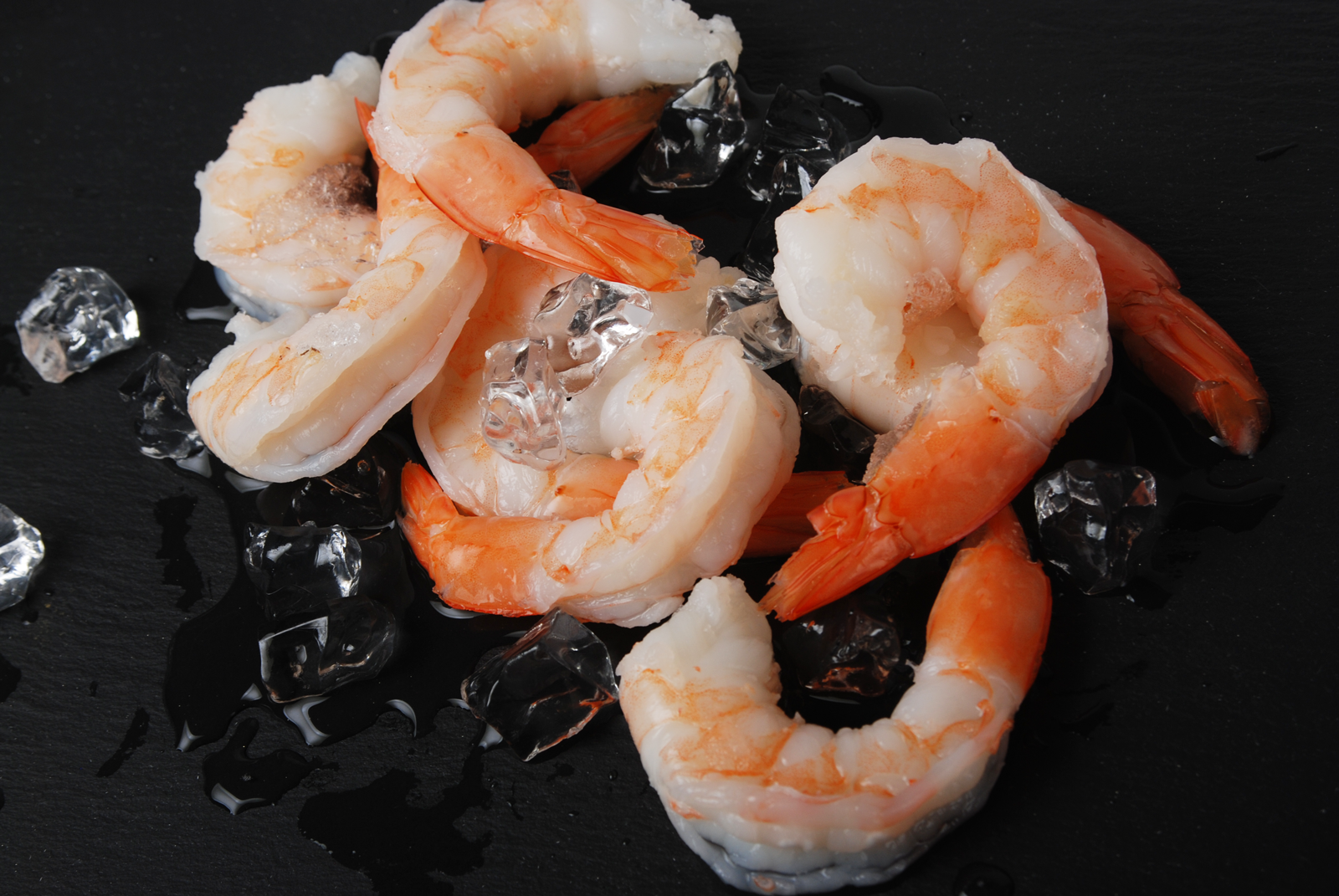 Chef's Net cooked white shrimp, P&D tail on, on crushed ice