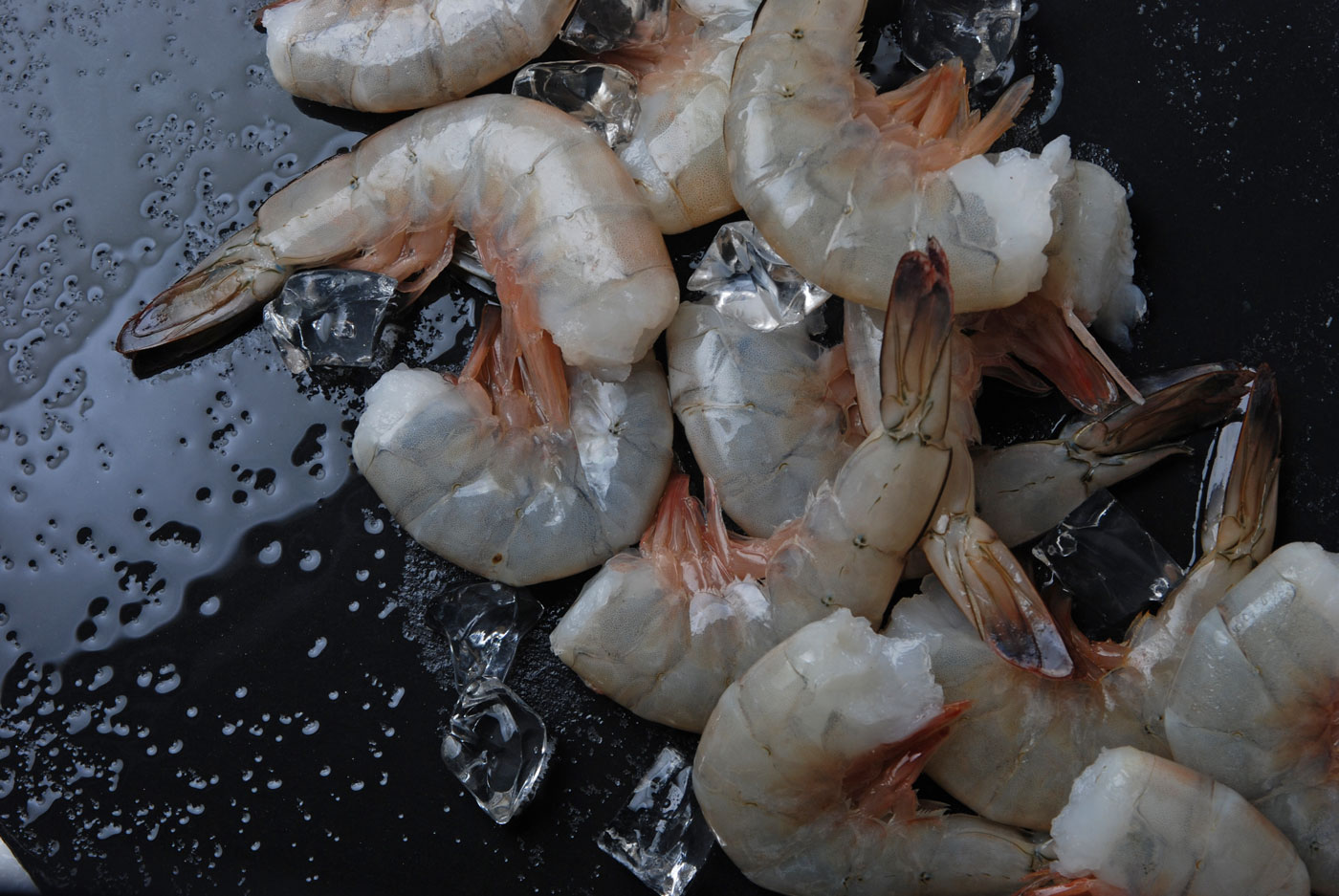 Wild caught Mexican white shrimp, shell-on, on crushed ice