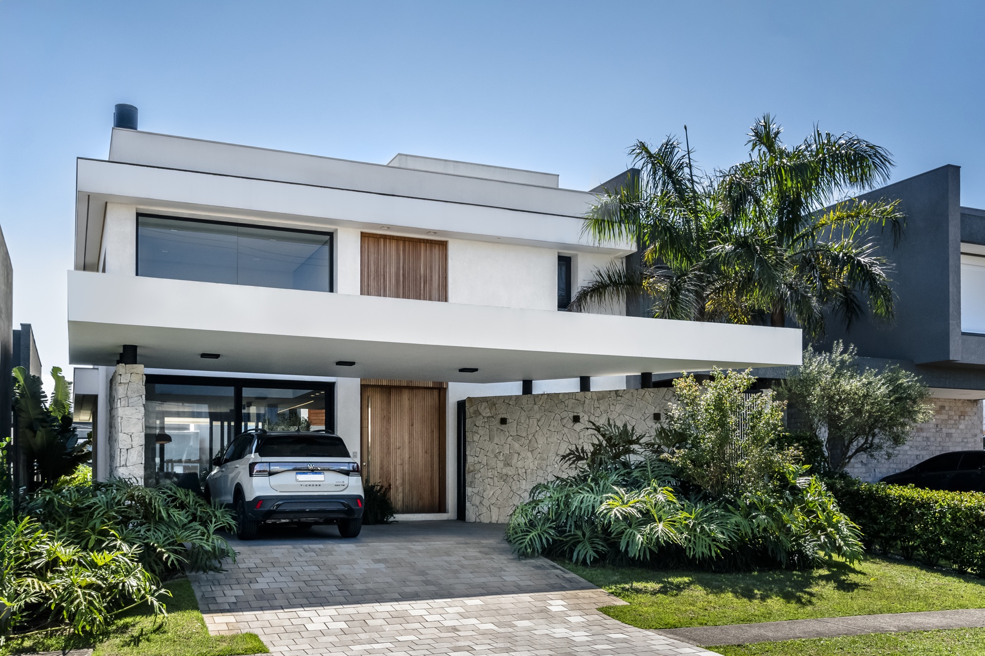 Contemporary house without a wall, with a draining sidewalk leading to the garden