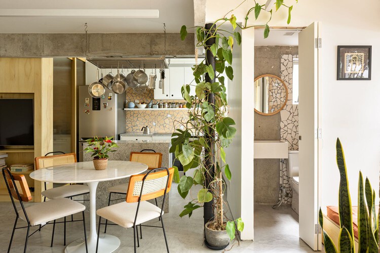 Apartamentos no Brasil: Interiores com Materiais Reutilizados e Reaproveitados - Imagem 3 de 12