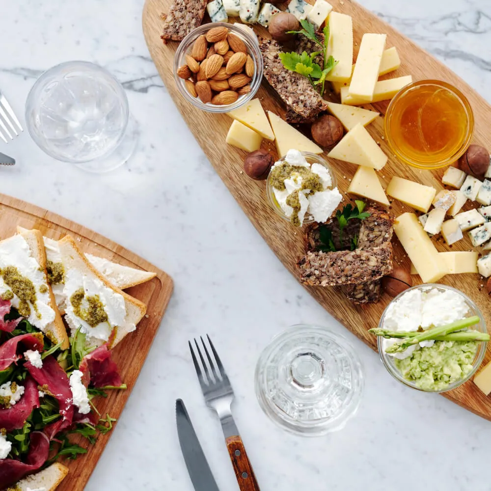 Az Aranybástya Étteremnek otthont adó Lónyay-Hatvany-villa épülete, melynek gazdag múltja, megjelenése és panorámája teszi igazán rendkívül egyedivé a rendezvényhelyszínt.