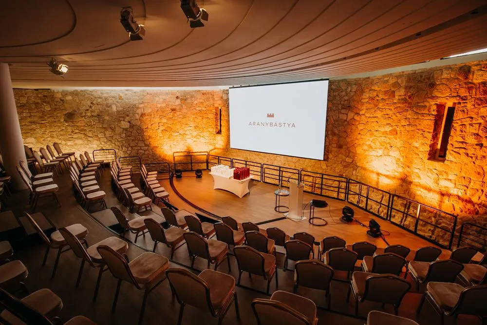 Szalon és Rendezvénytermünk színpaddal, kivetítővel és hangosítási technikával felszerelve előadások, konferenciák és egyéb események otthona.