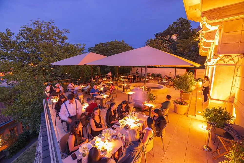 A Panoráma Terasz zavartalan hosszanti rálátást nyújt a Dunára és közvetlen bejárást a Király-lépcső felől privát rendezvények esetén.