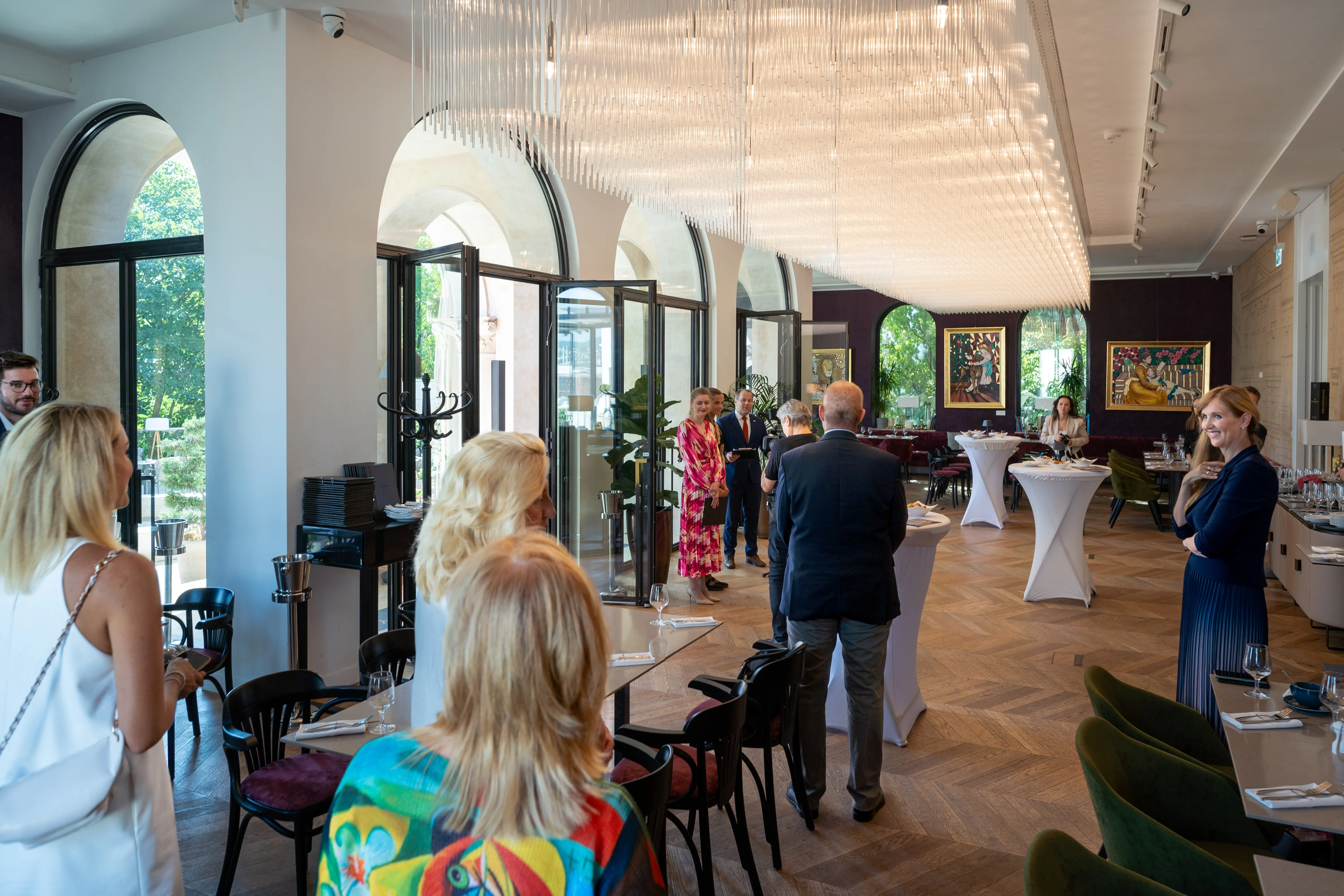 Az Aranybástya Kávéház és Étterem belső kialakítása klasszikus és modern elemek ötvözésével valódi kellemes, kávéházi hangulatot teremt.