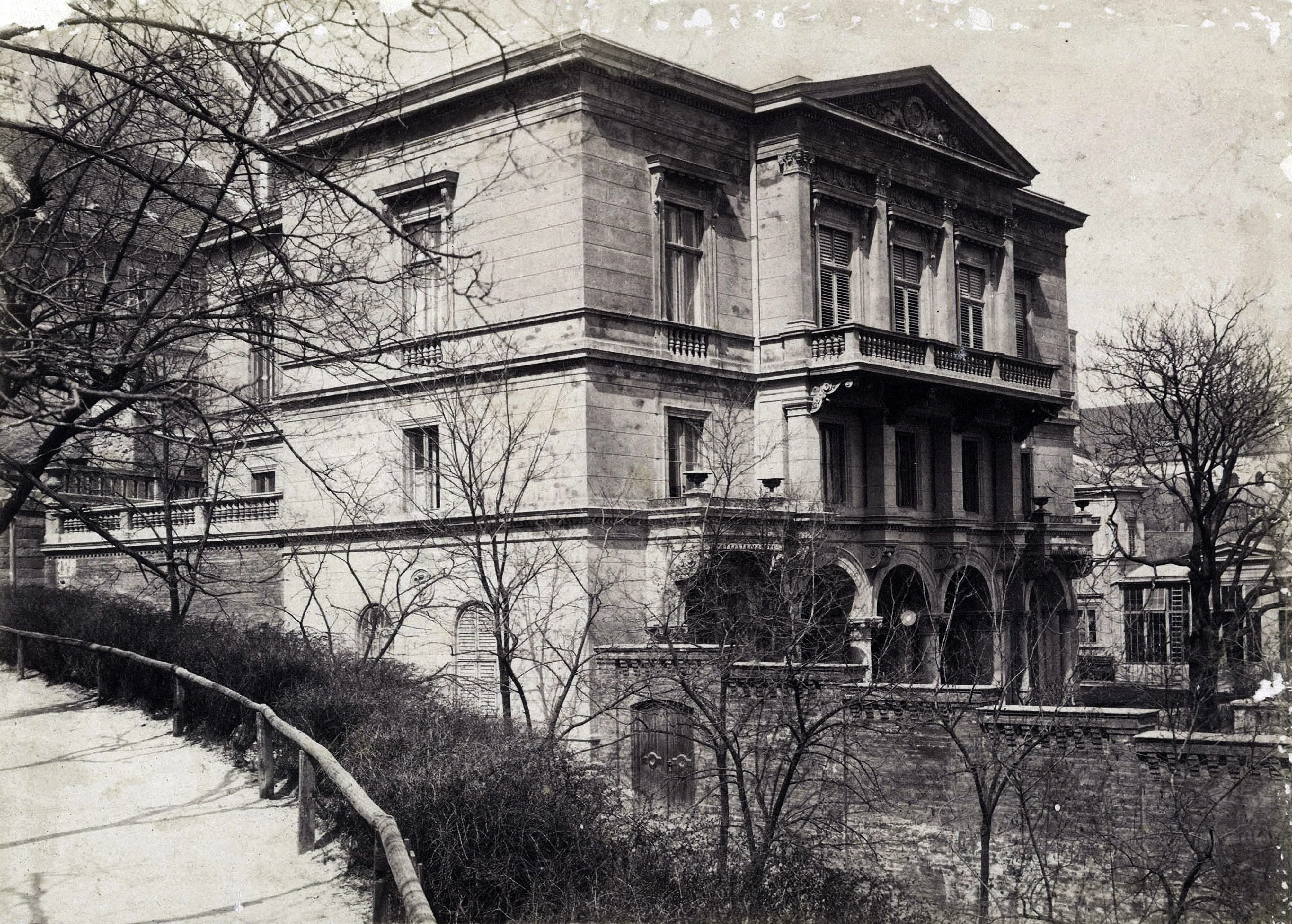 A Lónyay-Hatvany villa története