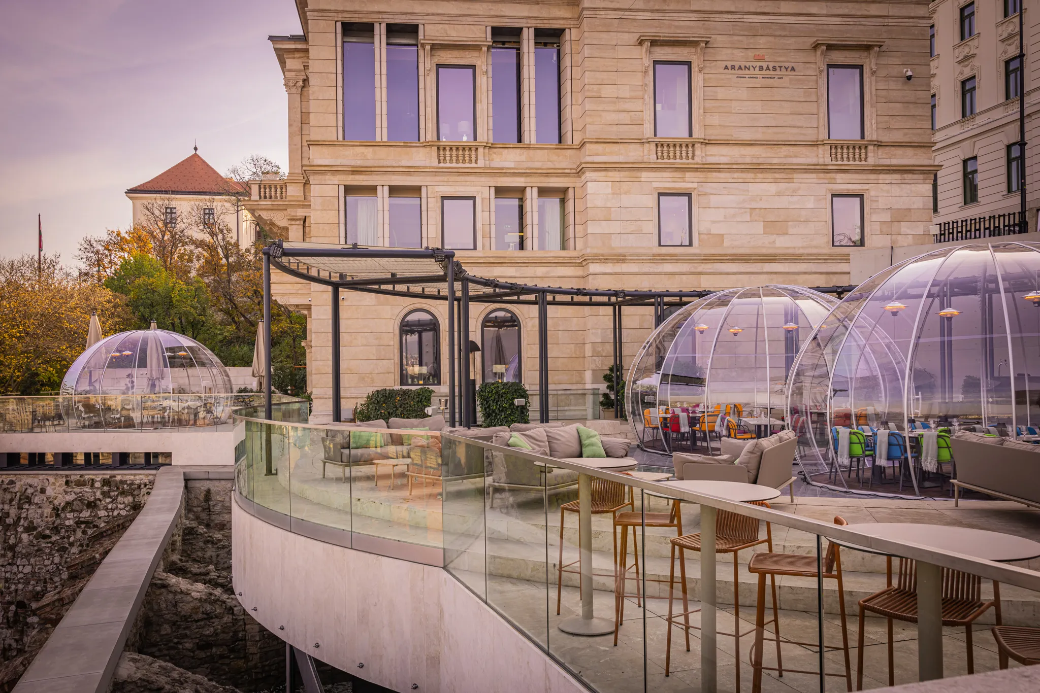 A Panoráma Terasz zavartalan hosszanti rálátást nyújt a Dunára és közvetlen bejárást a Király-lépcső felől privát rendezvények esetén.