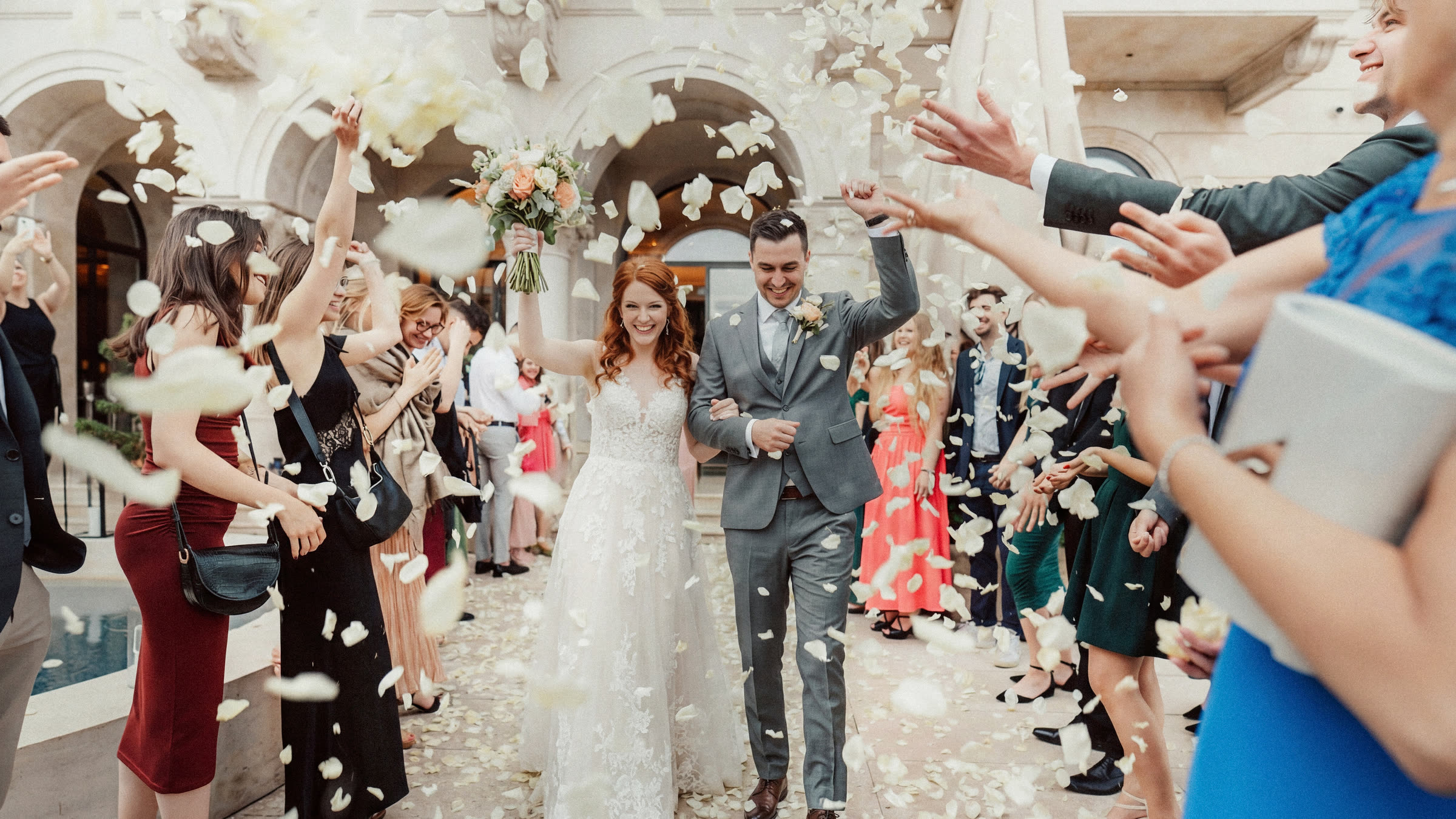 The guests welcome the young couple with flower petals at the Aranybástyában