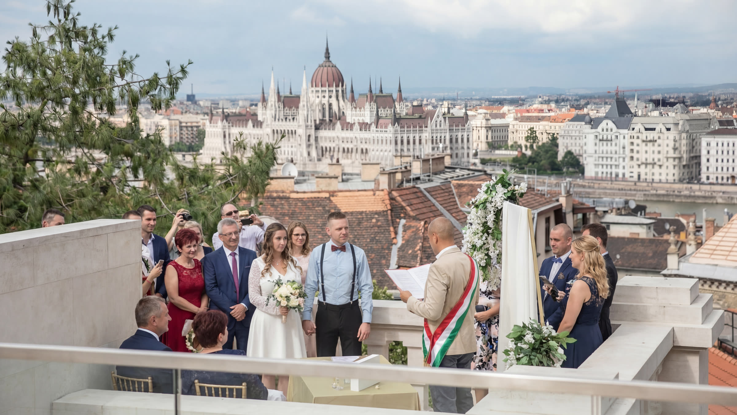 A civil wedding ceremony on the terrace of the Aranybástya , with the Parliament in the background