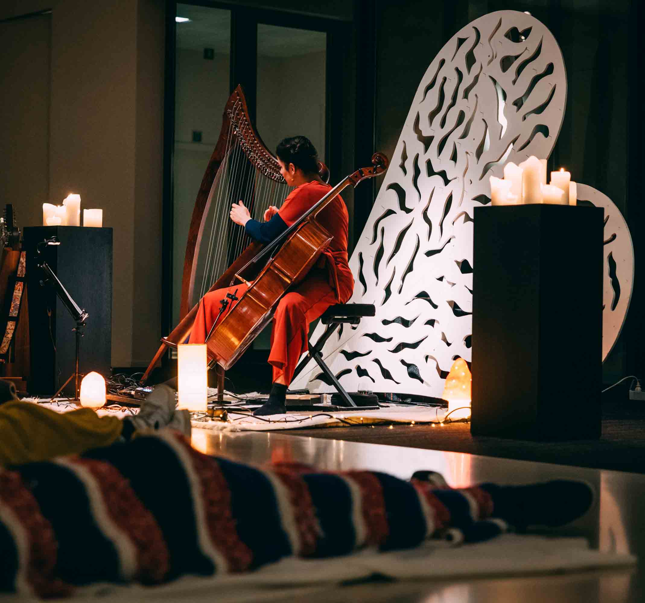 harpiste, muziek spelen tijdens ligconcert