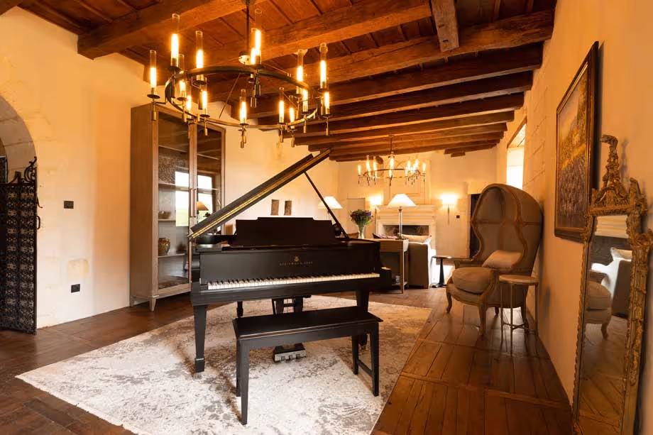 Belet salon with piano