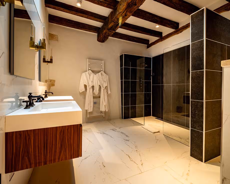 Renoir large luxury bathroom