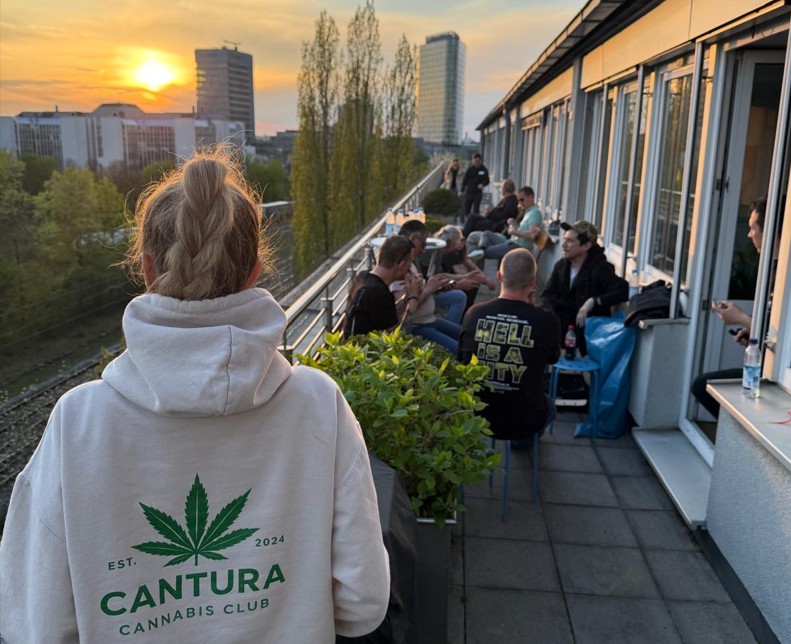 Cantura feierte Münchens vermutlich erste 420-Cannabis-Party — mit über 100 Gästen, Dachterrasse, Alpenblick. Ein Statement für Freiheit und gegen Bayerns Prohibitionspolitik.