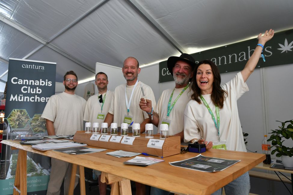 Erstmals öffnete die Cultiva ihr Tore in München — und wir waren als exklusiver Partner dabei. Was es bedeutet, als Cannabis Club in Bayern zu kämpfen, warum die Schlange an unserem Stand nicht abriss und was dieses Wochenende für uns bedeutet hat.