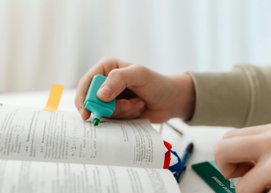 Cómo identificar ideas principales en una lectura para hacer un resumen escolar.