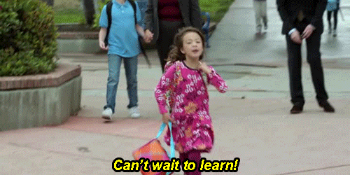 GIF de una niña caminando feliz hacia la escuela mientras aparece el texto "Can't wait to learn!", simbolizando motivación académica y aprendizaje.