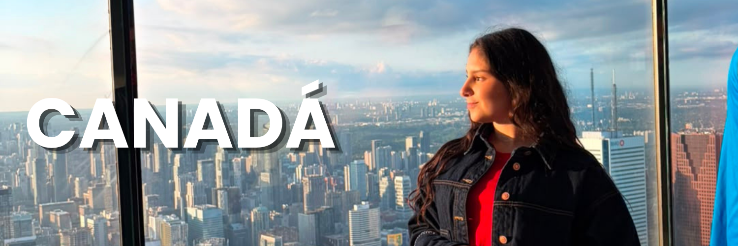 Estudiante de Prepa Anáhuac durante una experiencia internacional en Canadá, con vista panorámica de la ciudad.