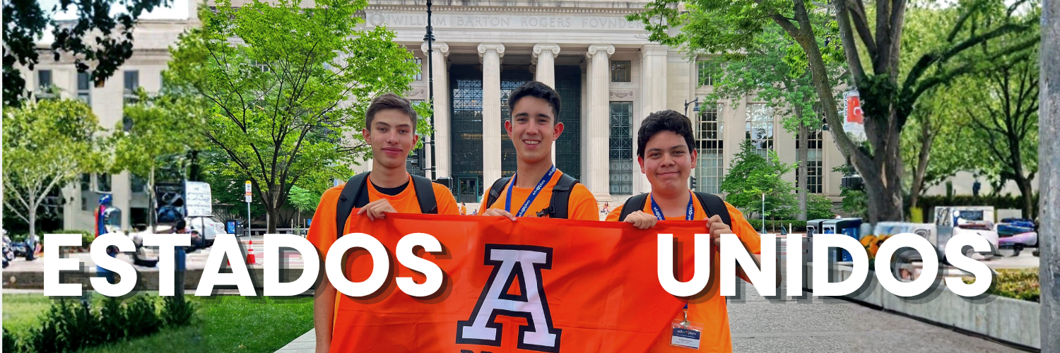 Estudiantes de Prepa Anáhuac durante un programa internacional en Estados Unidos, frente a un edificio universitario.
